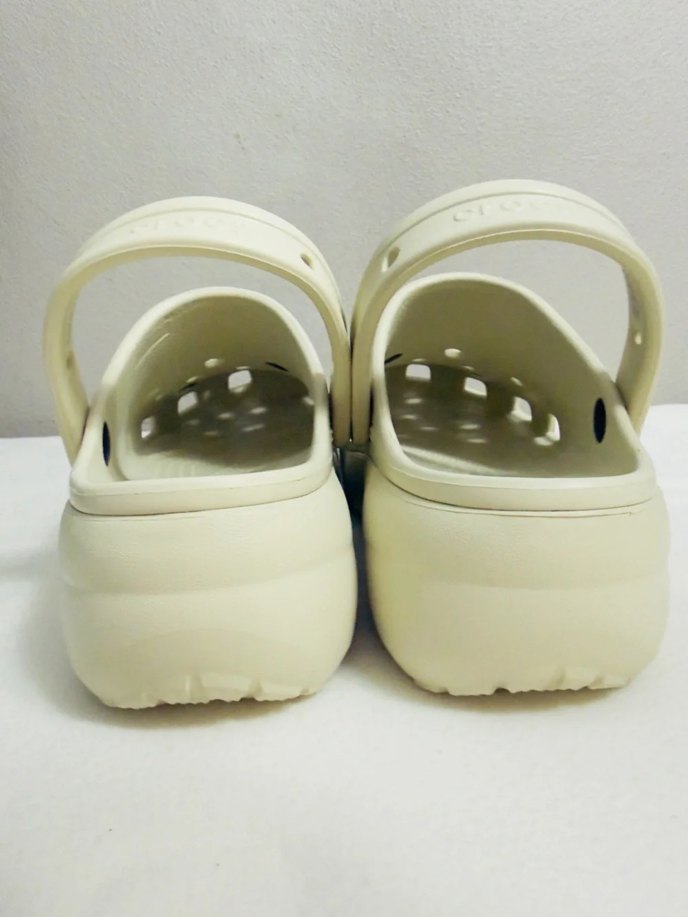 Crocs Classic Platform Clogs Bone Beige Pearl Shell Charms Women's Size 10